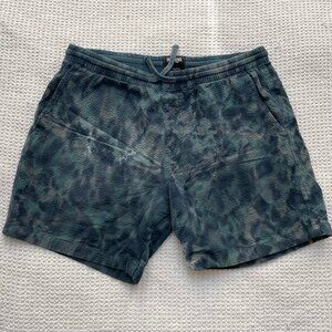 Todd Snyder Tie Dye Seersucker Weekend Short in Blue - Size Large